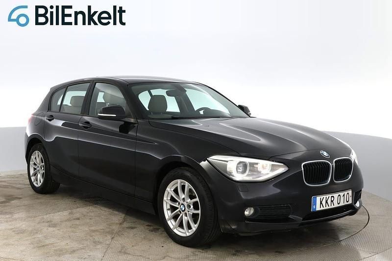 Svart Begagnad 2014 BMW 118 Halvkombi | 104 900 kr (Bra pris) - Bild 1/4