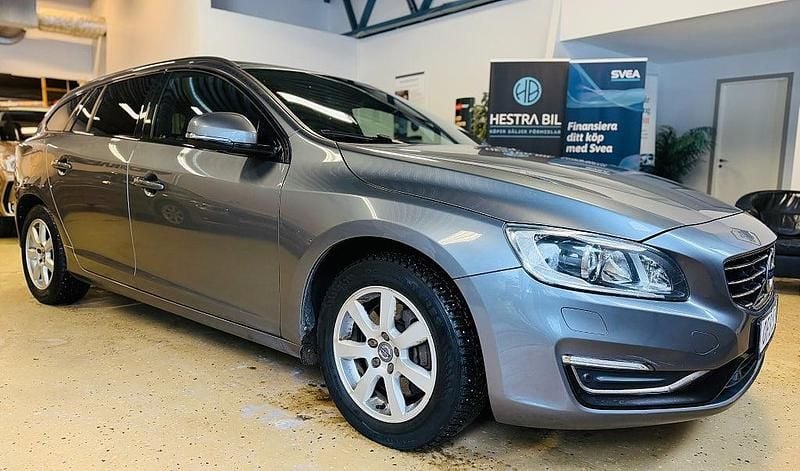 Grå Begagnad 2016 Volvo V60 Momentum Kombi | 164 900 kr (Marknadspris) - Bild 1/4