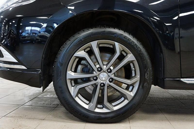 Begagnad Mitsubishi Outlander P-HEV 135 HK (99 kW) 2019 Svart SUV