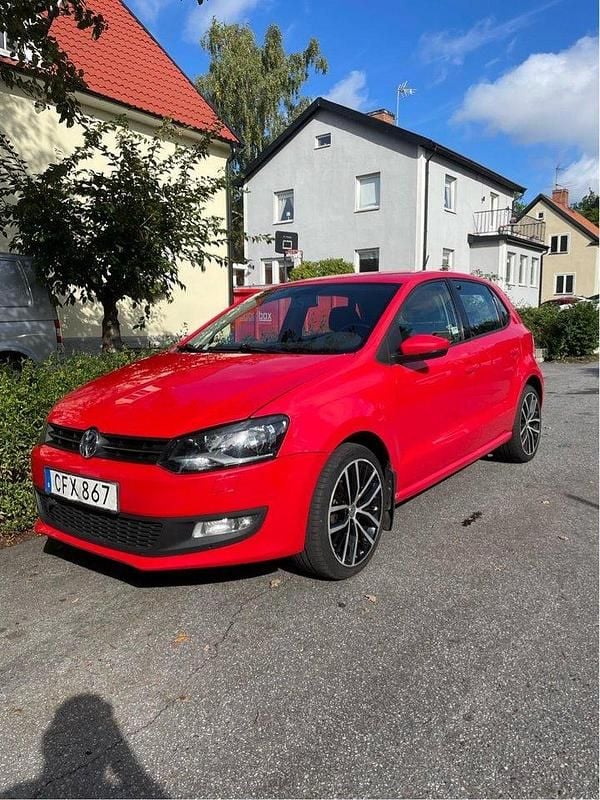 Röd Begagnad 2010 VW Polo Halvkombi | 69 000 kr (Marknadspris) - Bild 1/4