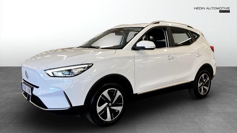 Vit (white) Begagnad 2022 MG ZS Luxury Sedan | 222 900 kr (Bra pris) - Bild 1/4