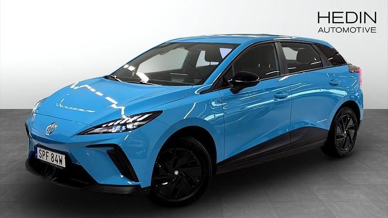 Blå (blue) Begagnad 2023 MG MG4 EV Halvkombi | 259 900 kr (Marknadspris) - Bild 1/4