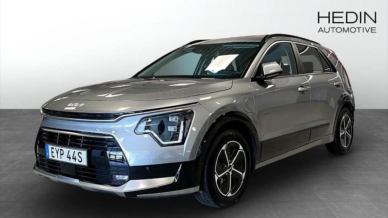 Grå (grey) Begagnad 2022 Kia Niro SUV | 289 900 kr (Marknadspris) - Bild 1/4
