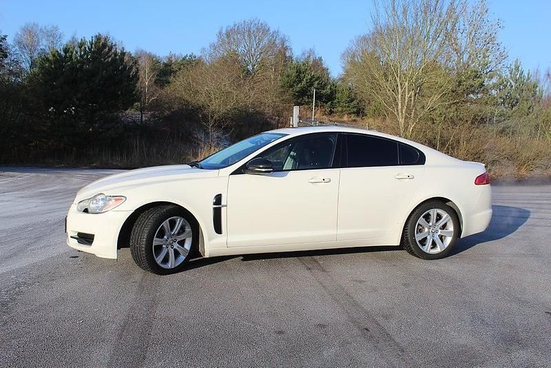 Begagnad Jaguar XF Portfolio 275 HK (202 kW) 2010 Vit Sedan