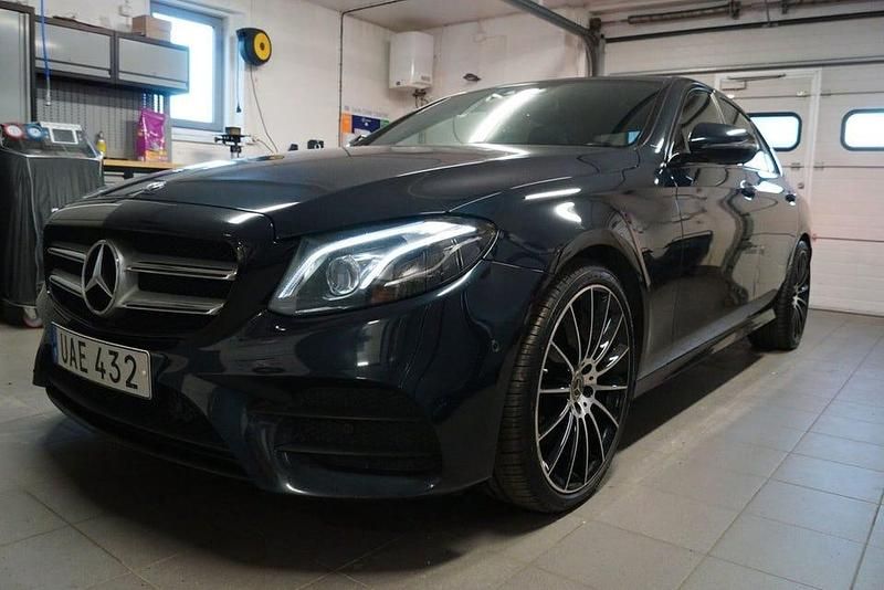 Mörkgrön (grönmetalic) Begagnad 2018 Mercedes E220 AMG line Sedan | 315 000 kr (Marknadspris) - Bild 1/4