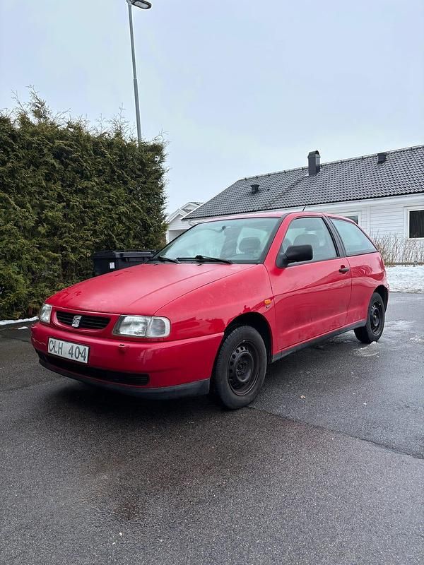 Begagnad Seat Ibiza 60 HK (44 kW) 1998 Röd Halvkombi