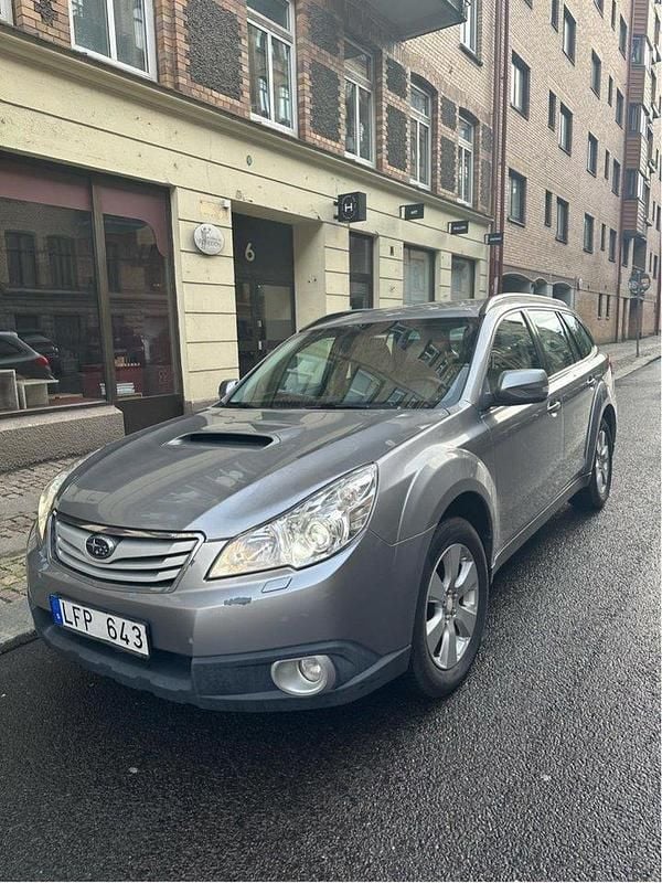 Silver Begagnad 2011 Subaru Outback SUV | 55 000 kr (Marknadspris) - Bild 1/4