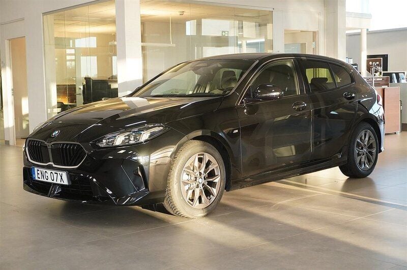 Svart Begagnad 2024 BMW 120 M Sport Halvkombi | 449 800 kr - Bild 1/4