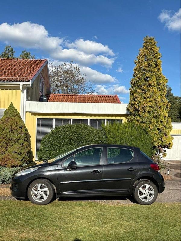 Svart Begagnad 2010 Peugeot 207 Halvkombi | 37 900 kr (Marknadspris) - Bild 1/4