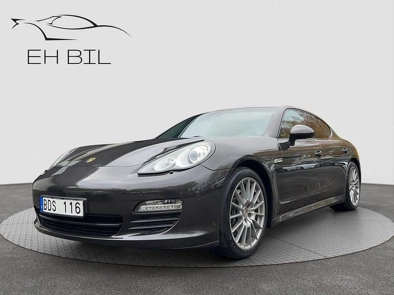 Mörkgrå (grå) Begagnad 2012 Porsche Panamera Sedan | 269 900 kr - Bild 1/4