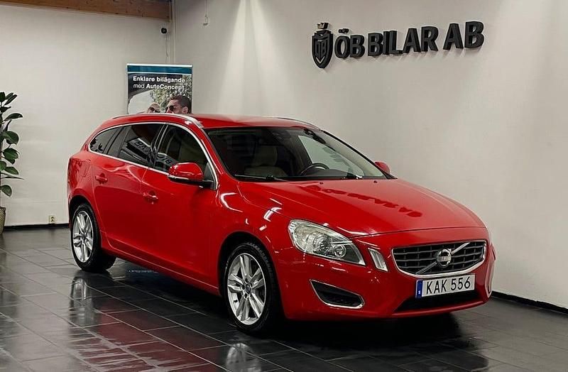 Röd Begagnad 2011 Volvo V60 Summum Kombi | 99 900 kr (Marknadspris) - Bild 1/4