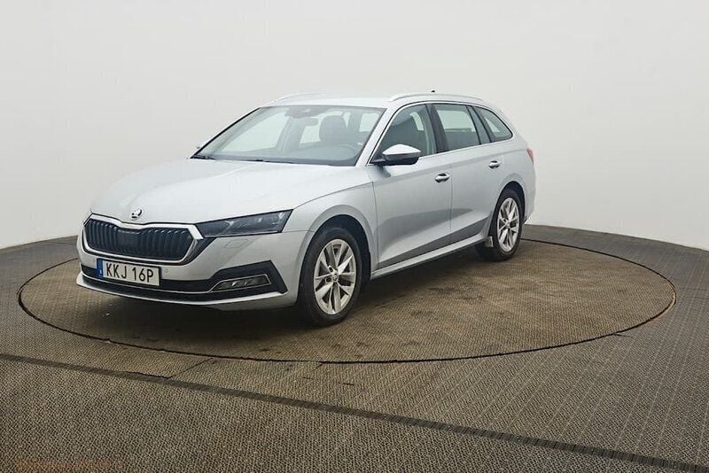 Silver (brilliant silver metallic) Begagnad 2024 Skoda Octavia Style Kombi | 269 900 kr (Bra pris) - Bild 1/1