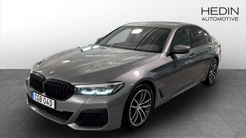 Grå (grey) Begagnad 2022 BMW 520 M Sport Sedan | 399 900 kr (Bra pris) - Bild 1/4