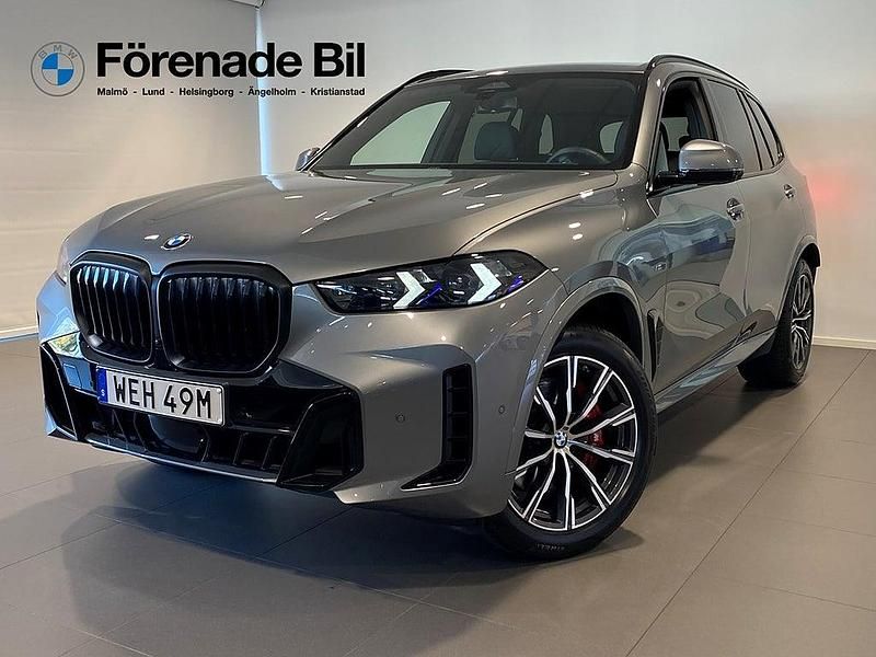 Grå Begagnad 2024 BMW X5 Comfort Edition SUV | 849 000 kr (Marknadspris) - Bild 1/4