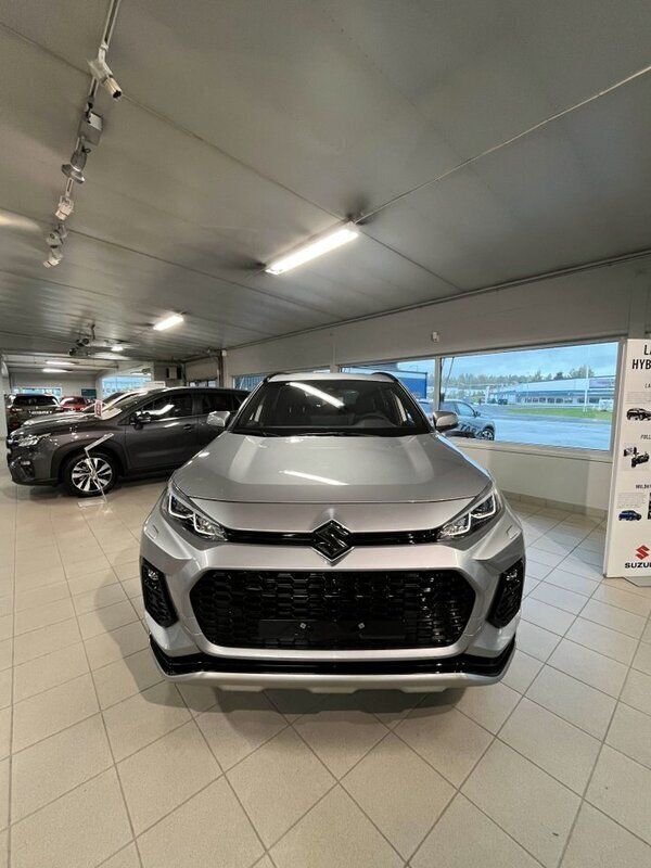 Grå Begagnad 2023 Suzuki Across SUV | 524 900 kr (Marknadspris) - Bild 1/4