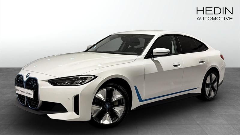 Vit (white) Begagnad 2023 BMW i4 Sedan | 428 700 kr - Bild 1/4