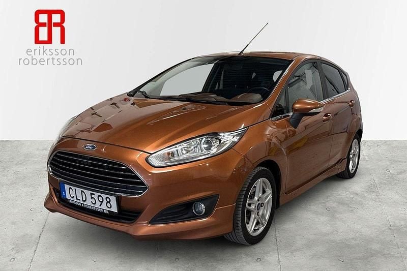 Brun Begagnad 2014 Ford Fiesta Titanium Halvkombi | 119 900 kr (Marknadspris) - Bild 1/4