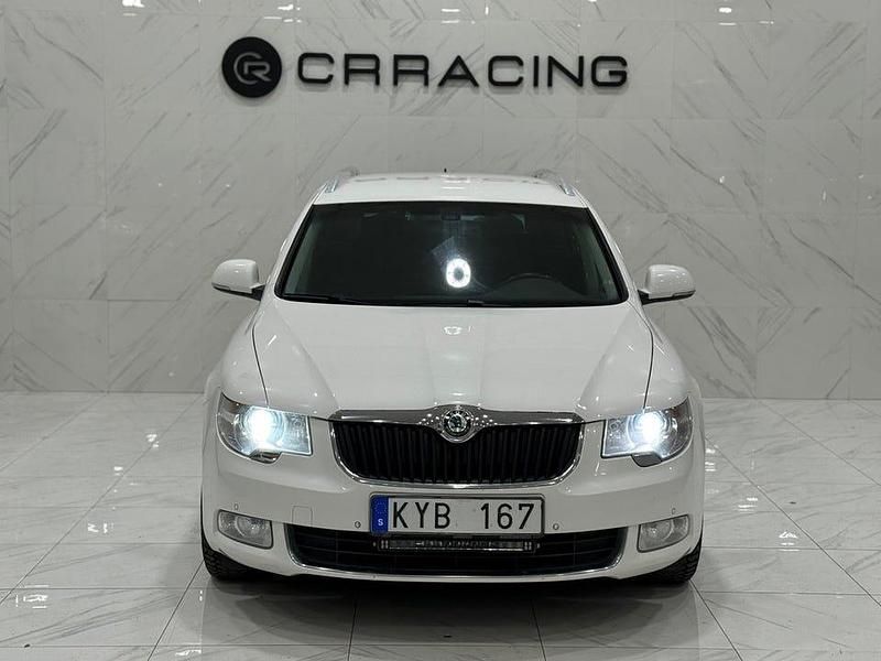 Vit Begagnad 2010 Skoda Superb Elegance Kombi | 54 900 kr (Lite dyr) - Bild 1/4