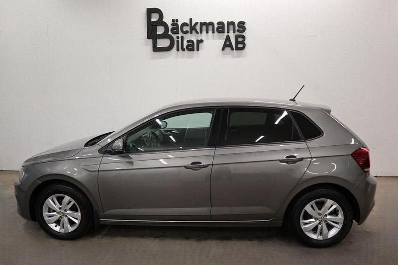 Mörkgrå (limestone gray metallic) Begagnad 2018 VW Polo Executive Halvkombi | 177 000 kr (Marknadspris) - Bild 1/4