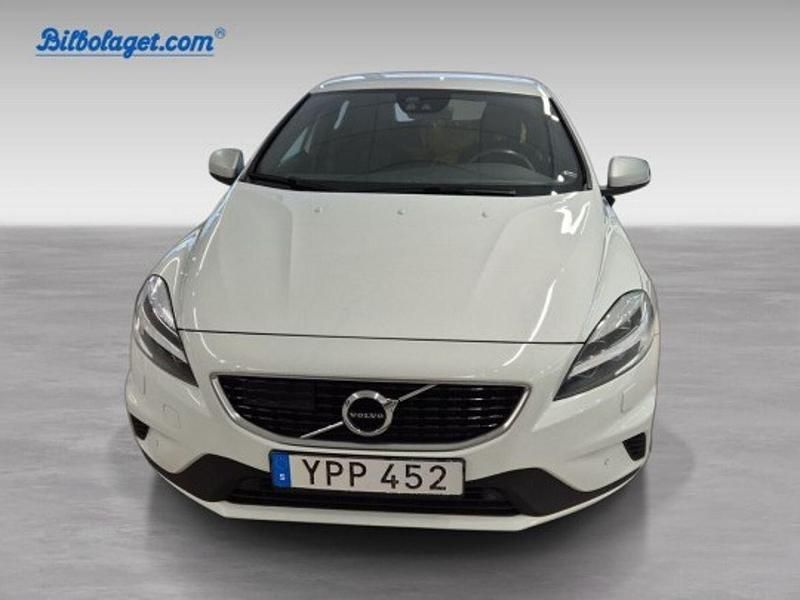 Vit Begagnad 2019 Volvo V40 R-Design Kombi | 174 000 kr (Marknadspris) - Bild 1/4
