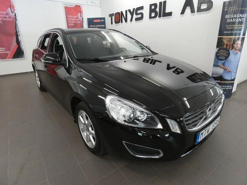 Flerfärgad (brun) Begagnad 2012 Volvo V60 Momentum Kombi | 93 900 kr - Bild 1/4
