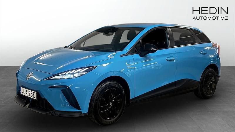 Blå (blue) Begagnad 2023 MG MG4 EV Halvkombi | 254 900 kr (Marknadspris) - Bild 1/4