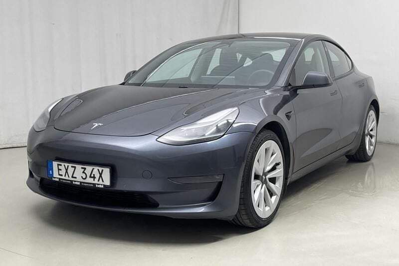 Grå Begagnad 2021 Tesla Model 3 Sedan | 175 000 kr (Superpris) - Bild 1/4