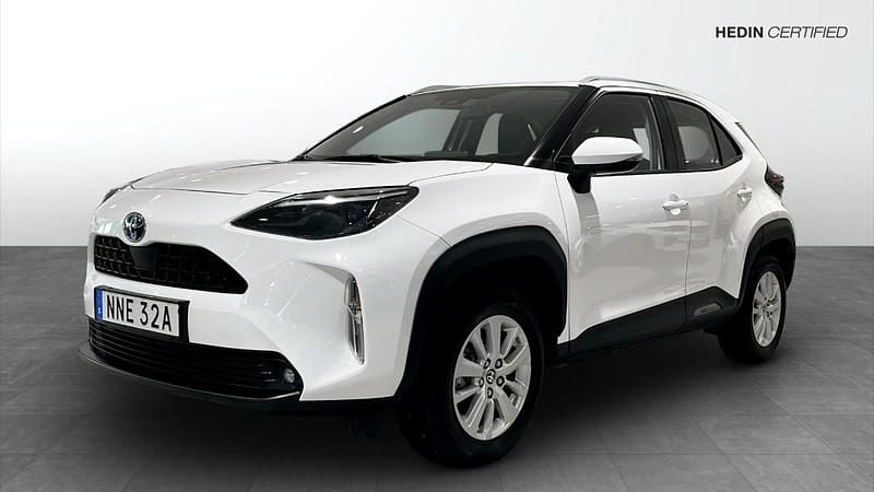 Vit (white) Begagnad 2022 Toyota Yaris Cross SUV | 259 900 kr (Bra pris) - Bild 1/4