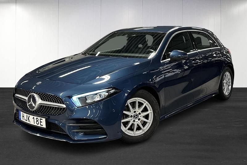Blå (blue) Begagnad 2020 Mercedes A200 AMG line Halvkombi | 259 000 kr (Marknadspris) - Bild 1/4