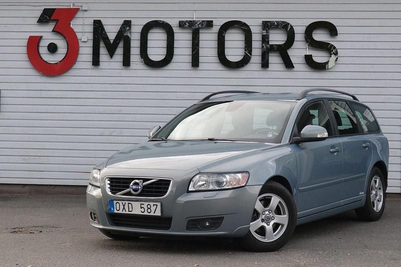 Ljusblå (blå) Begagnad 2010 Volvo V50 Momentum Kombi | 74 900 kr (Marknadspris) - Bild 1/4