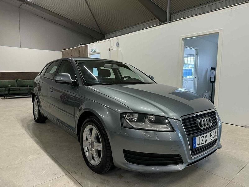 Grå Begagnad 2010 Audi A3 Sportback Attraction Halvkombi | 59 900 kr (Marknadspris) - Bild 1/4