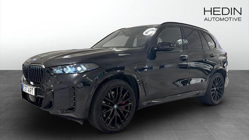 Svart (black) Begagnad 2024 BMW X5 Shadowline SUV | 949 900 kr - Bild 1/4