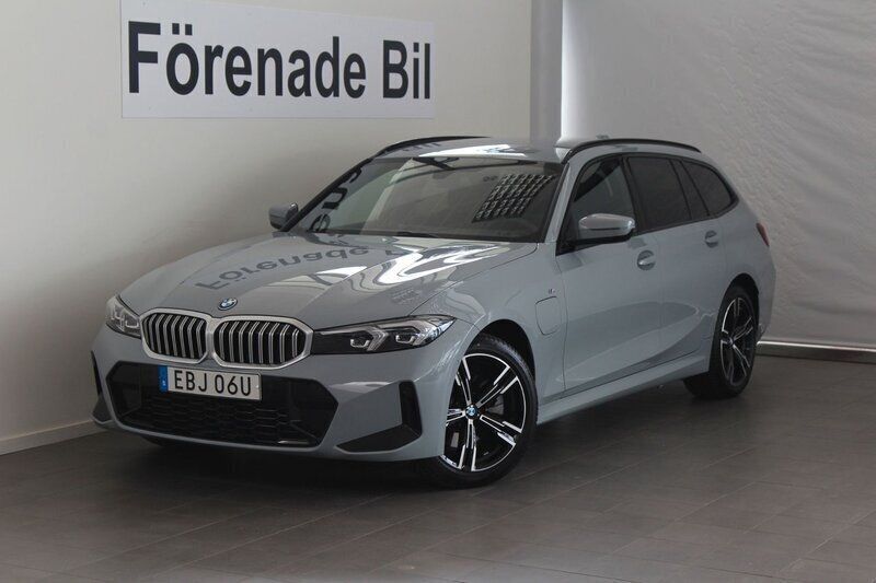 Grå Begagnad 2024 BMW 330e M Sport Kombi | 529 000 kr (Superpris) - Bild 1/4