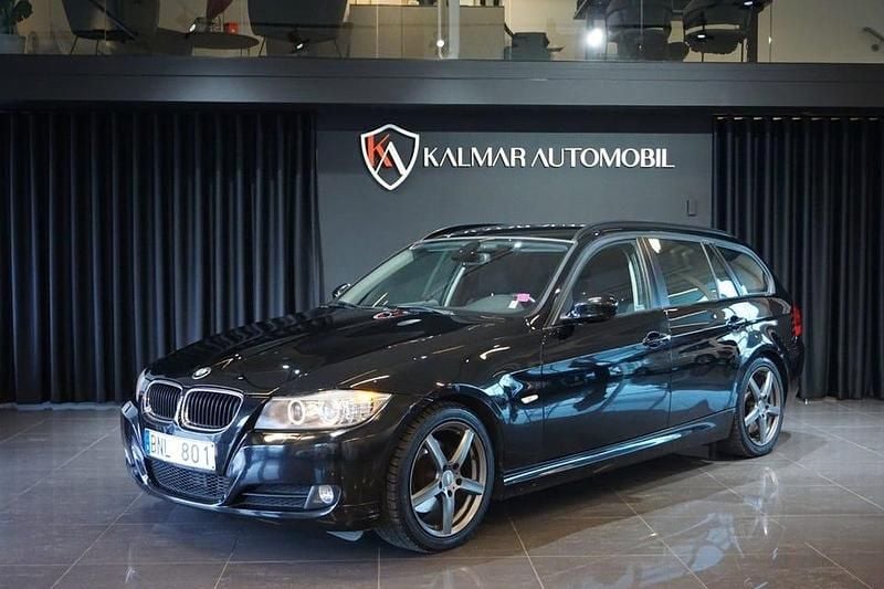 Svart Begagnad 2010 BMW 318 Comfort Edition Kombi | 72 900 kr (Marknadspris) - Bild 1/4