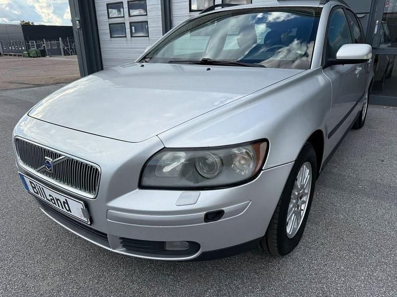 Grå Begagnad 2006 Volvo V50 Kinetic Kombi | 19 900 kr - Bild 1/4