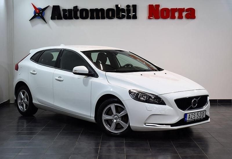 Vit Begagnad 2018 Volvo V40 Kinetic Halvkombi | 164 900 kr (Marknadspris) - Bild 1/2