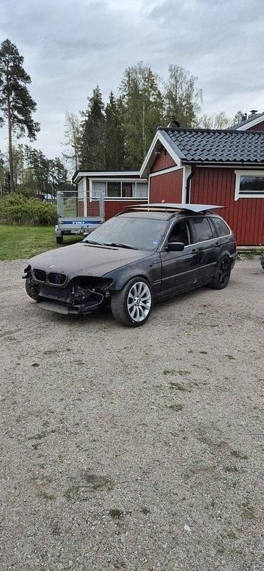 Svart Begagnad 2002 BMW 330 Kombi | 30 000 kr (Superpris) - Bild 1/1