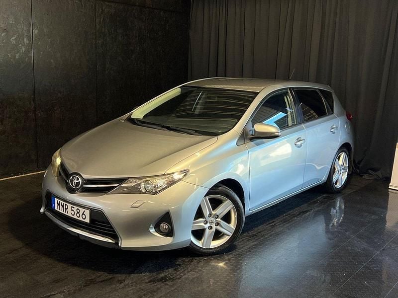 Ljusgrå Begagnad 2014 Toyota Auris Style Halvkombi | 143 500 kr (Marknadspris) - Bild 1/4
