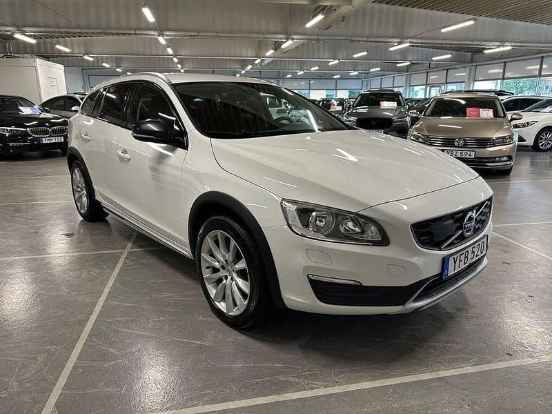 Begagnad Volvo V60 CC 190 HK (139 kW) 2016 Vit Kombi