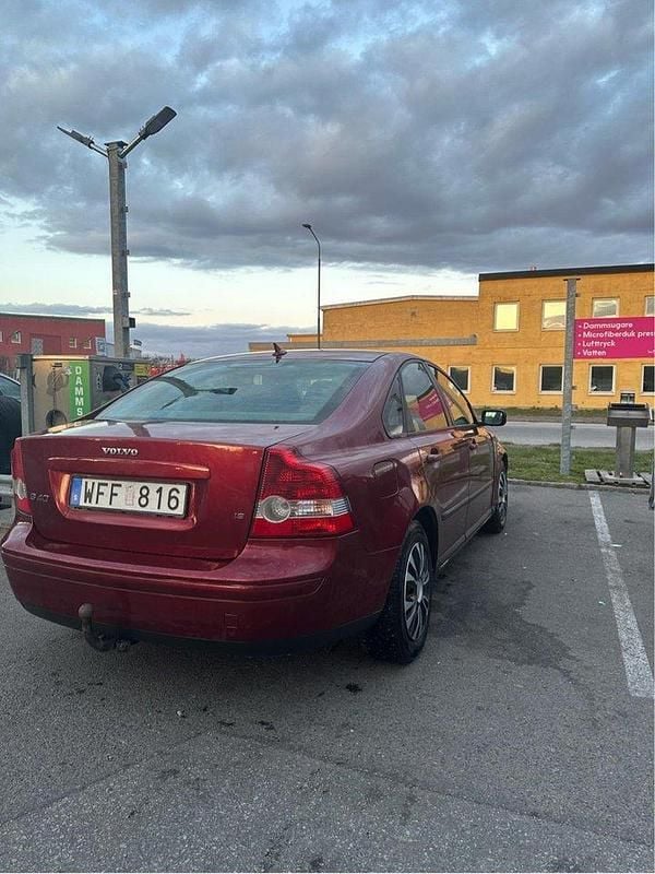Röd Begagnad 2005 Volvo S40 Sedan | 24 900 kr (Marknadspris) - Bild 1/3