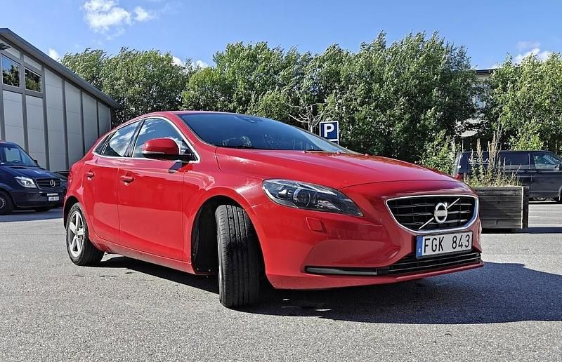 Röd Begagnad 2013 Volvo V40 Momentum Kombi | 70 000 kr (Bra pris) - Bild 1/4
