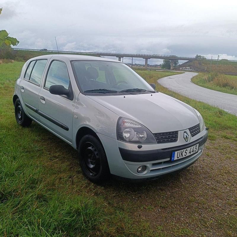 Grå Begagnad 2003 Renault Clio II Halvkombi | 27 000 kr (Marknadspris) - Bild 1/4