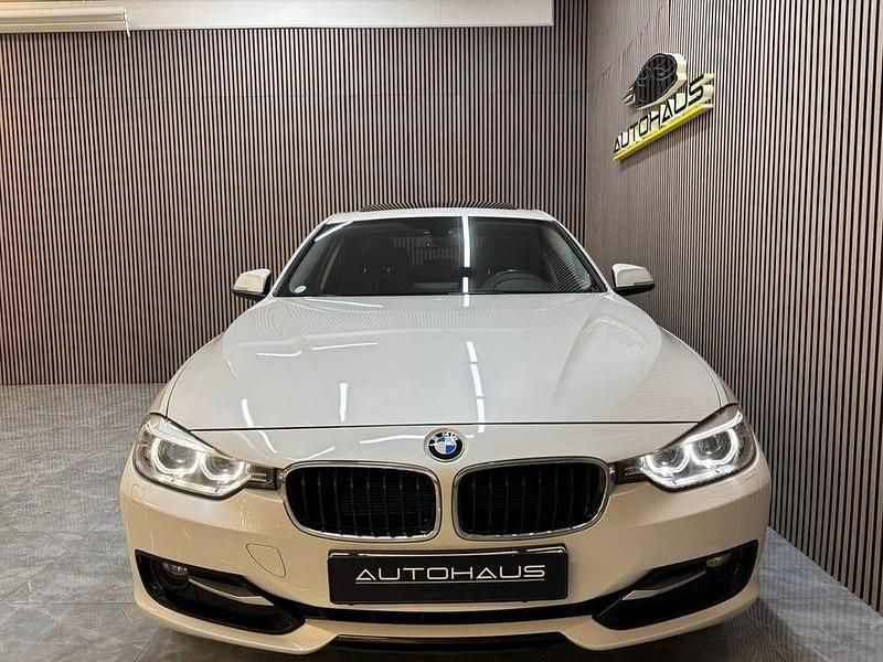 Begagnad BMW 320 Sport Line 184 HK (135 kW) 2012 Vit Sedan