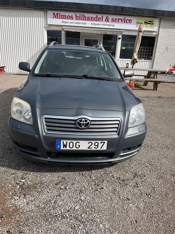 Grå Begagnad 2005 Toyota Avensis Kombi | 16 500 kr (Marknadspris) - Bild 1/4