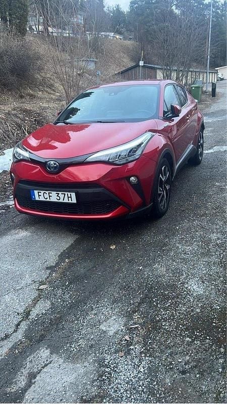 Röd Begagnad 2020 Toyota C-HR+ Edition SUV | 244 500 kr (Marknadspris) - Bild 1/4