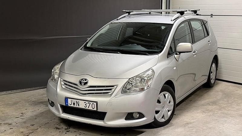 Silver Begagnad 2010 Toyota Verso Minibuss | 49 800 kr (Marknadspris) - Bild 1/4