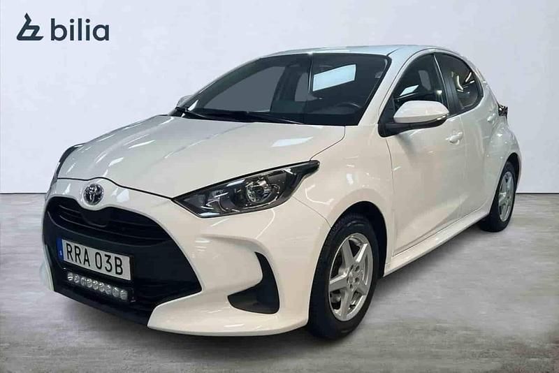 Pure white (040) Begagnad 2022 Toyota Yaris Hybrid Active Halvkombi | 199 800 kr (Marknadspris) - Bild 1/1