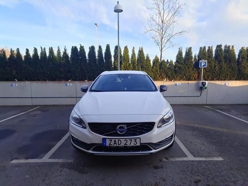 Begagnad 2018 Volvo V60 CC Kombi | 153 000 kr - Bild 1/4