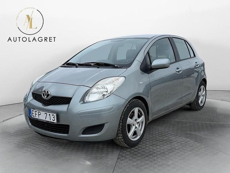Grå Begagnad 2009 Toyota Yaris Halvkombi | 44 900 kr (Marknadspris) - Bild 1/4