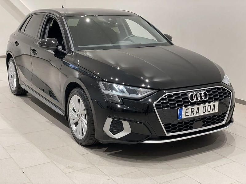 Svart (brilliantsvart) Begagnad 2023 Audi A3 Sportback Advanced Plus Halvkombi | 264 900 kr (Bra pris) - Bild 1/4